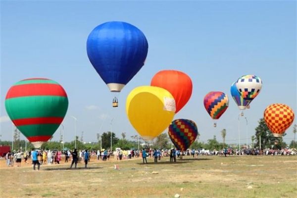Lễ hội khinh khí cầu khổng lồ thu hút khách du lịch đến Kon Tum