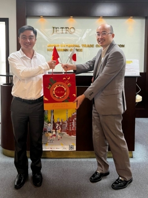 Ông Trần Quốc Duy - Giám đốc TT XTĐT,TM&DL tỉnh Bình Phước (trái) trao quà lưu niệm cho ông Hirai Shinji - Trưởng đại diện JETRO tại TP Hồ Chí Minh