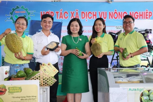 Nữ doanh nhân Nguyễn Thị Thành Thực (chính giữa) tham gia hoạt động trưng bày của HTX Dịch vụ nông nghiệp số Bình Phước.