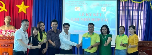 Ông Đặng Dương Minh Hoàng - Giám đốc HTX (thứ 4, phải sang) và ông Trần Quốc Duy, Giám đốc TT XTĐT,TM&DL tỉnh (thứ 5, trái sang) ký kết BBGNHT.